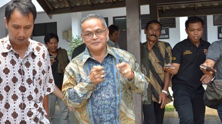 Rektor Unja Prof Aulia Tasman saat mendatangani kantor Kejaksaan Tinggi Jambi beberapa waktu lalu.